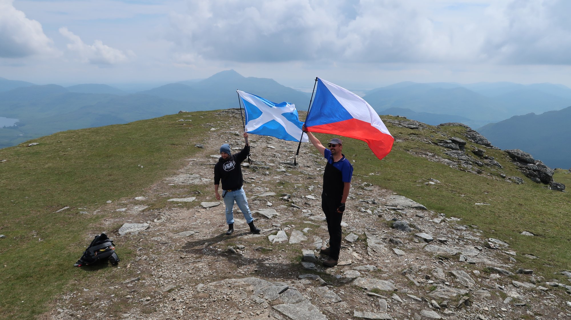 Skotská a česká vlajka na vrcholu Ben Vorlich